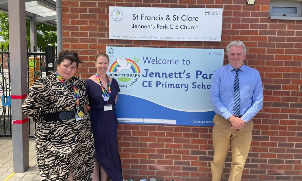 James Sunderland visits Jennetts Park CE Primary School to meet staff and pupils.