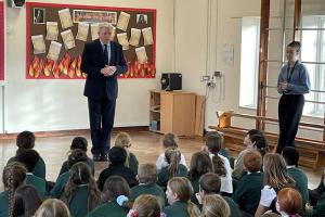 James Sunderland visits Meadow Vale Primary School